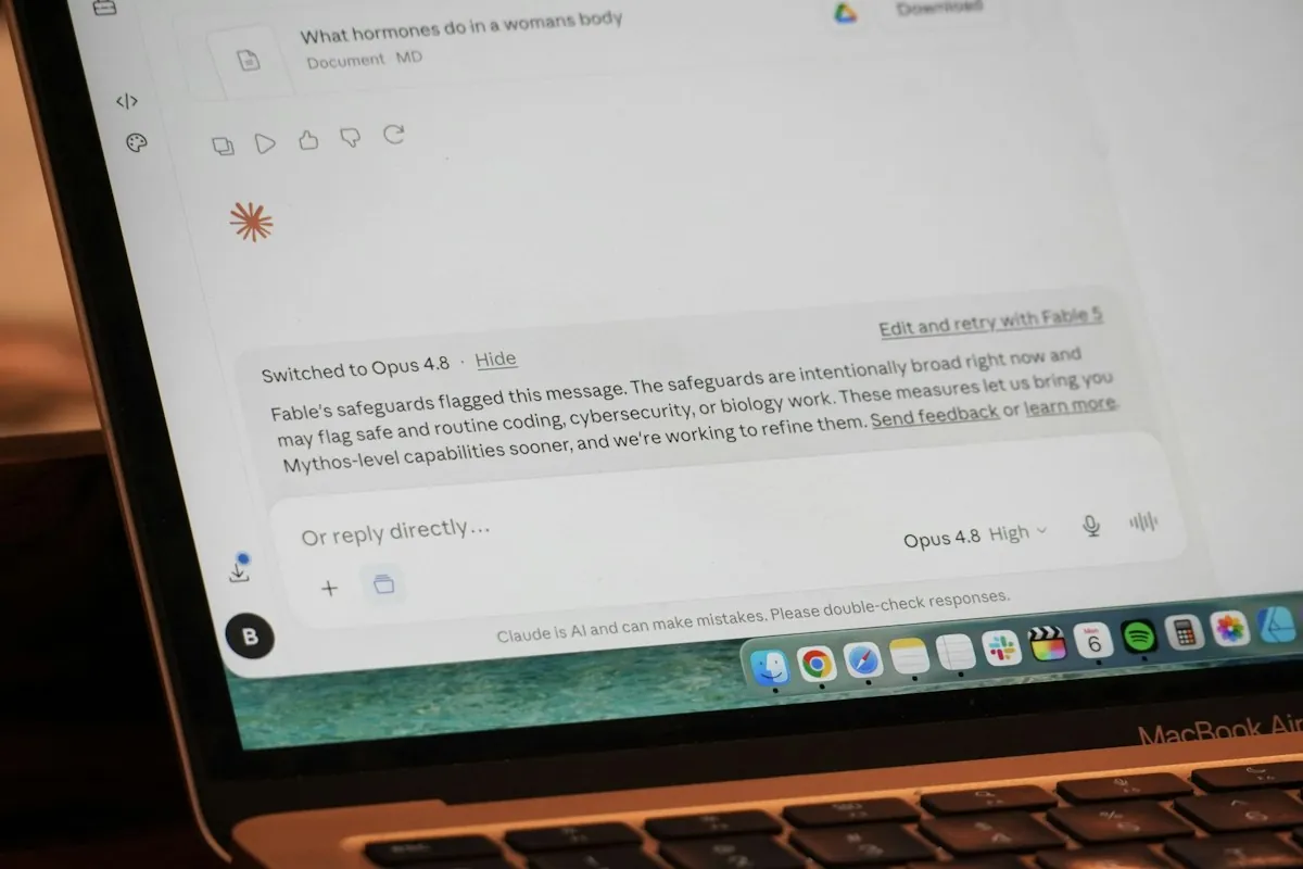 Laptop met een AI-assistent in gesprek