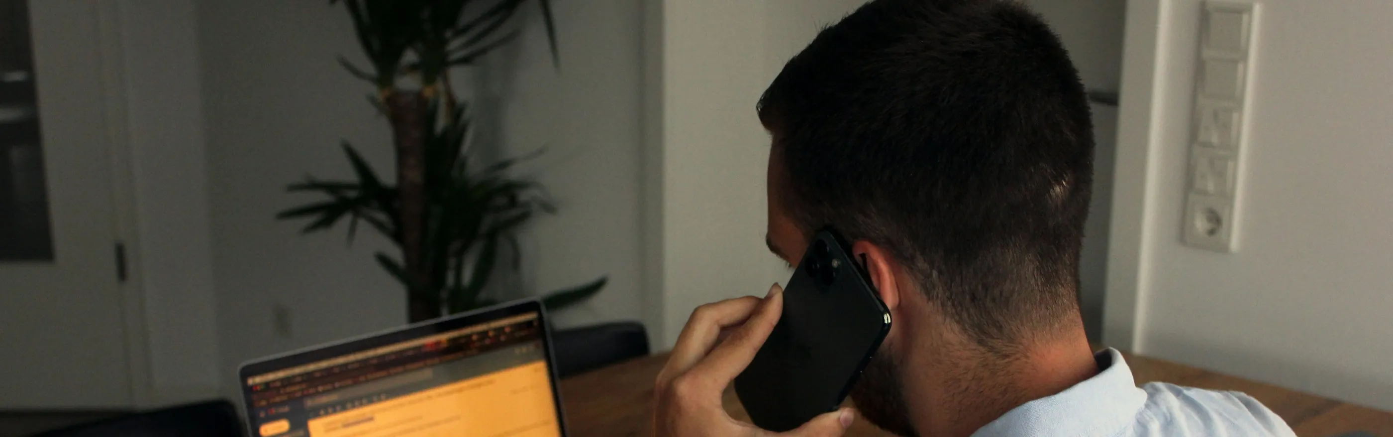 Man belt een prospect met zijn laptop open