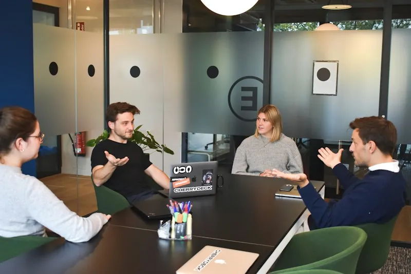 Team overlegt aan tafel in een modern kantoor