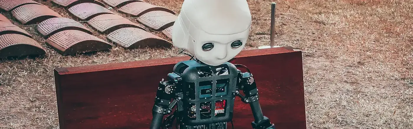Een robot leest een document: AI leest wat er over je bedrijf online staat voordat het iemand aanbeveelt