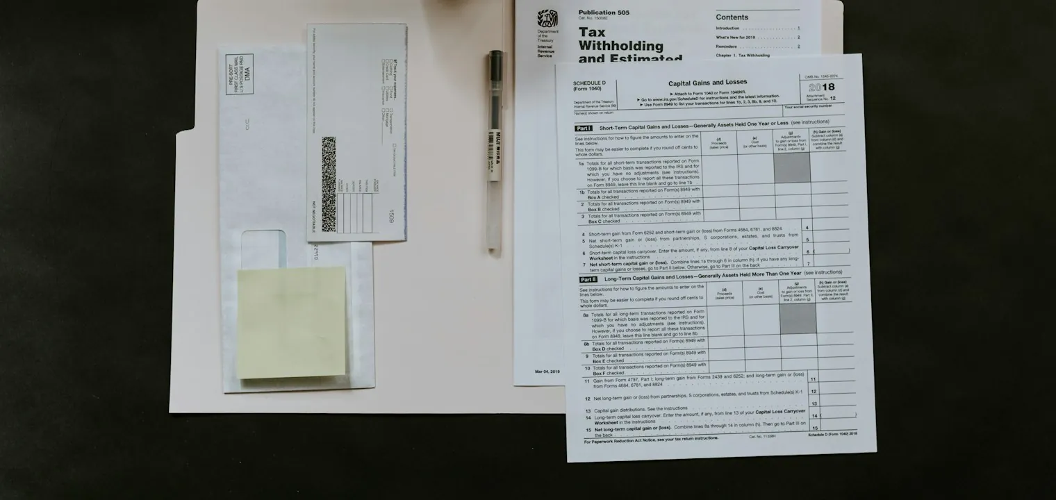 Formulieren, een pen en koffie op een bureau