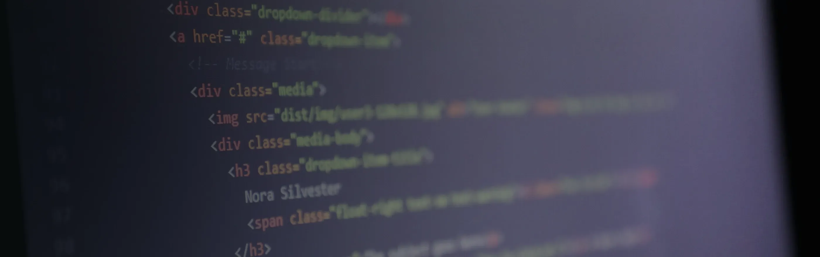 Programmacode op een donker scherm: de meting achter de GEO Agency Index